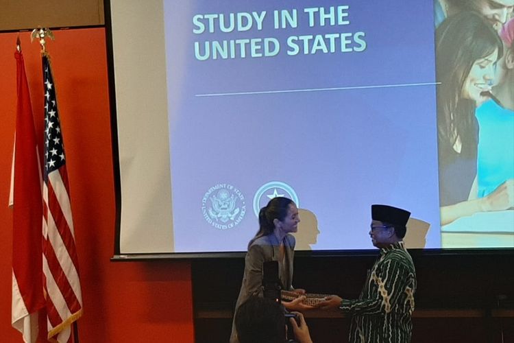 Perwakilan Kedubes AS, Sita Raiter (kiri), dan wakil dari Madrasah Digital Garut, Hamzah (kanan), saling menukar cendera mata, di Kedubes AS, Jakarta, Selasa (9/7/2019).