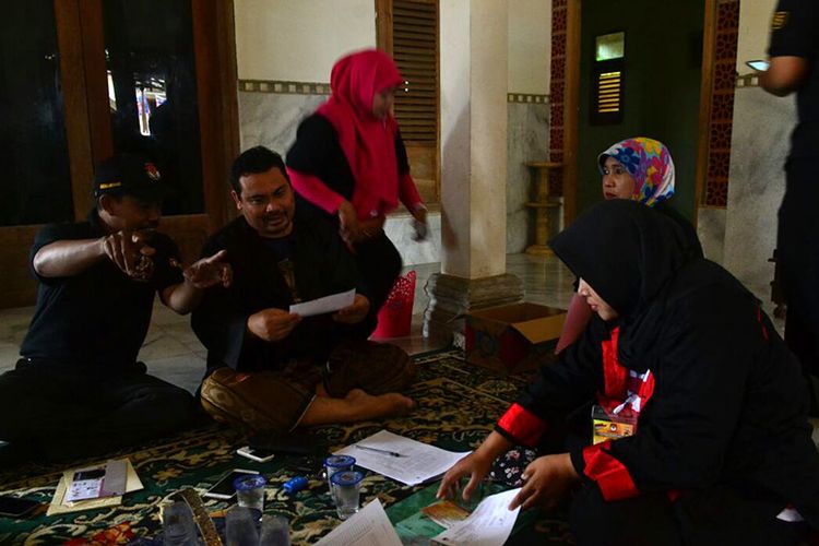 PPDP wanita di Kecamatan Ujungpangkah, Gresik, menjalankan tugasnya dengan mengenakan pakaian khas ala Jawa Timuran yang dipadu dengan hijab warna hitam.
