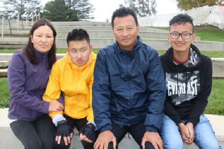 Keluarga Wangchuk asal Bhutan yang kini terancam terdeportasi dari Australia karena salah satu anak di keluarga ini memiliki gangguan pendengaran.
