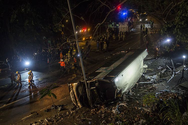 Bangkai bus tingkat yang terguling di jalan Tai Po, Hong Kong, Sabtu (10/2/2018) petang. Akibat kecelakaan tersebut setidaknya 18 penumpang tewas dan puluhan luka-luka.