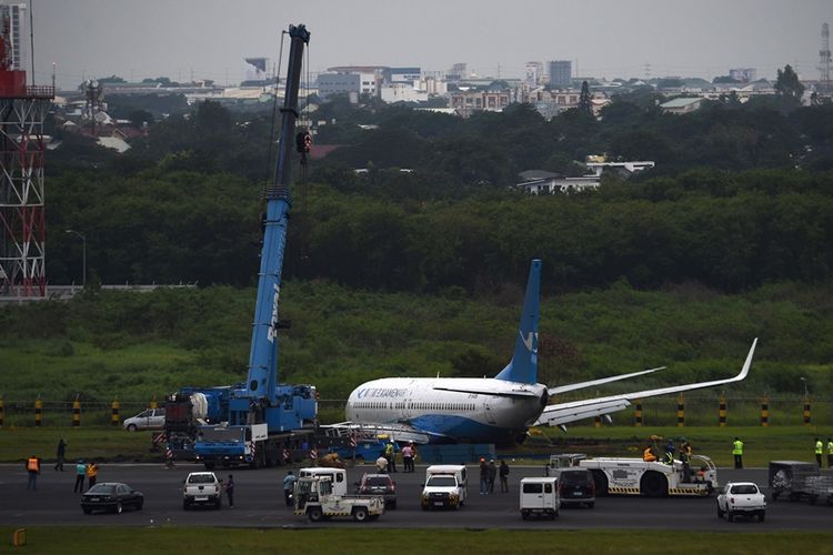 Pesawat jet penumpang Boeing 737-800 milik maskapai Xiamen Airlines yang tergelincir di landasan bandara Manila, Filipina, Kamis (16/8/2018) malam.