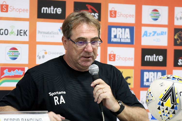 Robert Alberts dalam konferensi setelah pertandingan Persib dengan Bhayangkara FC, di Stadion Si Jalak Harupat, Kabupaten Bandung, Minggu (30/6/2019). (KOMPAS.com/SEPTIAN NUGRAHA)