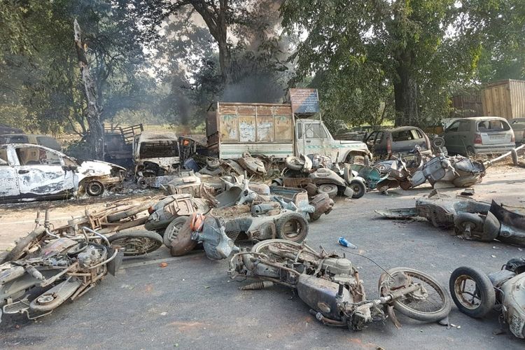 Tumpukan bangkai sepeda motor dan mobil yang dibakar massa dalam kerusuhan yang dipicu isu penemuan bangkai sapi di desa Bulandhahr, di India utara, Senin (3/12/2018).