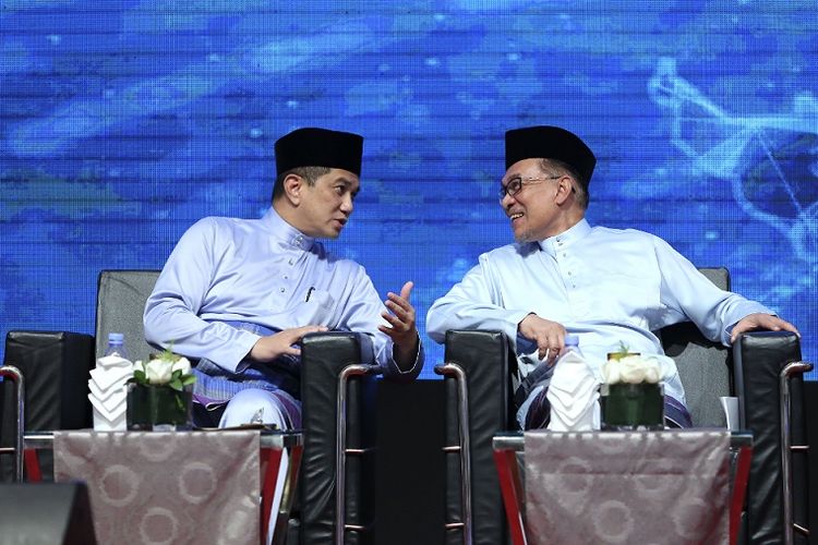 Menteri Ekonomi Malaysia Azmin Ali (kiri) berbicara dengan Pemimpin Koalisi Pakatan Harapan Anwar Ibrahim