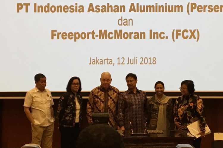 Suasana penandatanganan pokok-pokok divestasi saham PT Freeport Indonesia di gedung Kementerian Keuangan, Kamis (12/7/2018). Dalam penandatanganan ini, turut hadir Presiden Direktur Freeport McMoran Richard Adkerson, Direktur Utama PT Inalum (Persero) Budi Gunadi Sadikin, Menteri Keuangan Sri Mulyani Indrawati, Menteri ESDM Ignasius Jonan, Menteri Lingkungan Hidup dan Kehutanan Siti Nurbaya, serta Menteri BUMN Rini Soemarno.