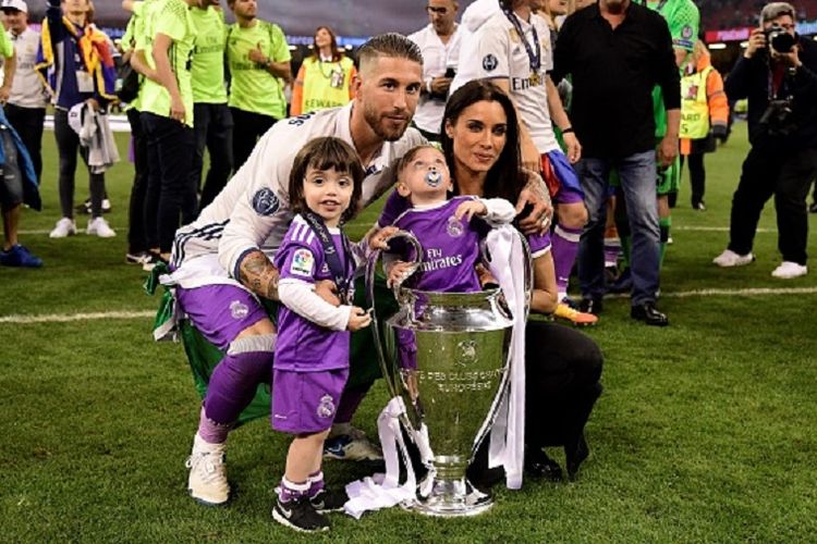 Kapten Real Madrid, Sergio Ramos, berpose bersama istri dan dua orang anaknya, seusai final Liga Champions kontra Real Madrid di Stadion Millenium, Sabtu (3/6/2017). 