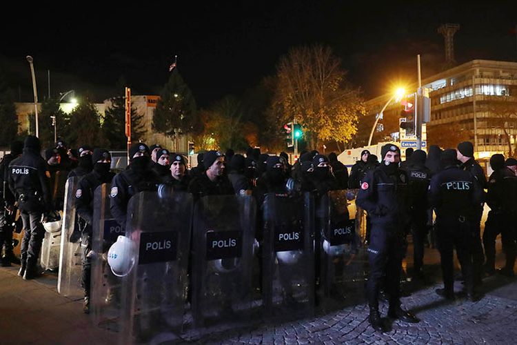 Polisi anti-huru hara berjaga di depan gedung kedutaan AS di Ankara. Kepolisian Turki akan mengerahkan lebih dari 40.000 personil keamanan untuk berjaga di malam pergantian tahun, 31 Desember 2017 - 1 Januari 2018.