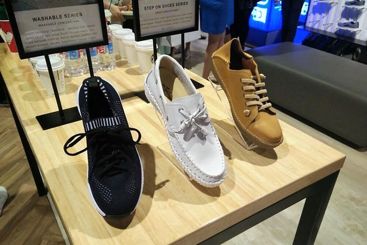 Sepatu-sepatu yang diunggulkan Life8, mulai dari sneakers ringan, sepatu kulit yang bisa dicuci, hingga yang bisa diinjak