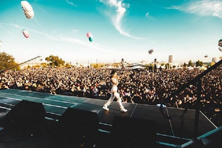 Penyanyi asal Indonesia, Niki Zefanya saat tampil di Head in the Clouds Festival 2019 di Los Angeles pada Sabtu (17/8/2019).