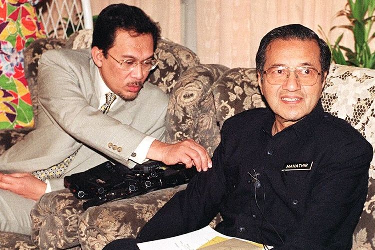 Dalam foto yang diambil pada 6 February 1997 ini memperlihatkan Wakil PM Malaysia Anwar Ibrahimdan PM Mahathir Mohamad dalam sebuah konferensi pers di Kuala Lumpur. Dalam konferensi pers ini Mahathir memutuskan cuti selama dua bulan dan menyerahkan jalannya pemerintahan kepada Anwar. 