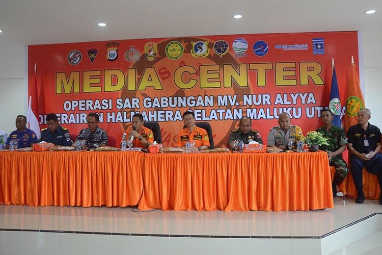 Konferensi pers yang digelar tim SAR Gabungan bersama KNKT dalam pencarian hilangnya kapal kargo MV. Nur Allya yang berlangsung kantor Basarnas Ternate, Maluku Utara, Rabu (04/09/2019)