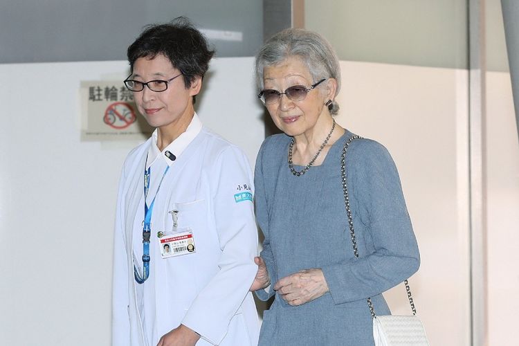 Mantan Permaisuri Jepang Michiko (kanan) saat terlihat di Rumah Sakit Universitas Tokyo, pada Sabtu (7/9/2019).