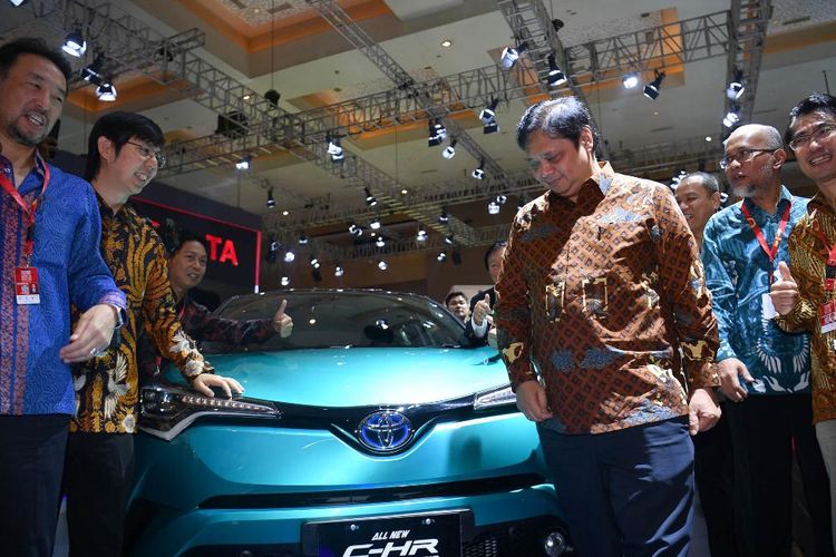 Direksi Toyota Indonesia dan Menteri Perindustrian Airlangga Hartarto di depan C-HR Hybrid