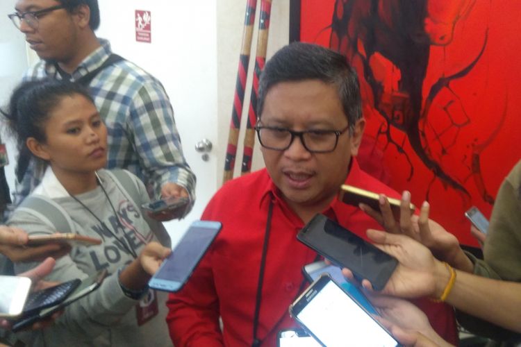 Sekretaris Jenderal Partai Demokrasi Indonesia Perjuangan (PDI-P) Hasto Kristiyanto di kantor DPP PDI-P, Jakarta, Kamis (18/1/2018). Di pilkada serentak, PDI-P paling banyak berkoalisi dengan Partai Golkar dan Partai Hanura.