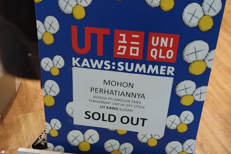Pengumuman sold out koleksi Uniqlo x KAWS di Summarecon Mal Bekasi Kamis (6/6/2019).