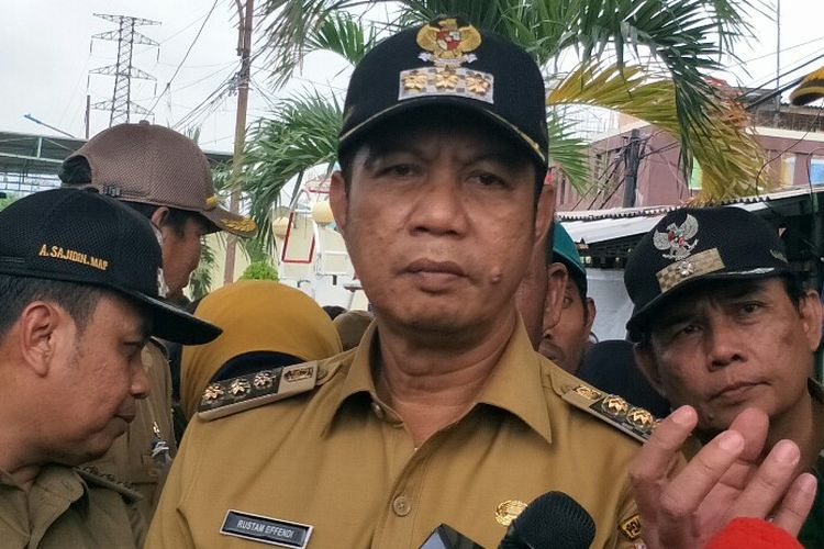 Wali Kota Jakarta Barat Rustam Effendi usai meninjau lokasi kebakaran di Jalan Tomang Raya RT 002/RW 015, Tomang, Grogol Petamburan, Jakarta Barat pada Senin (21/1/2019).