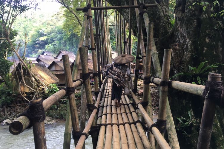 Jembatan bambu yang dibuat penduduk Baduy secara gotong royong di Kampung Gajebo, Desa Adat Baduy atau Desa Kanekes, Kecamatan Leuwidamar, Kabupaten Lebak, Banten, Sabtu (17/2/2018).