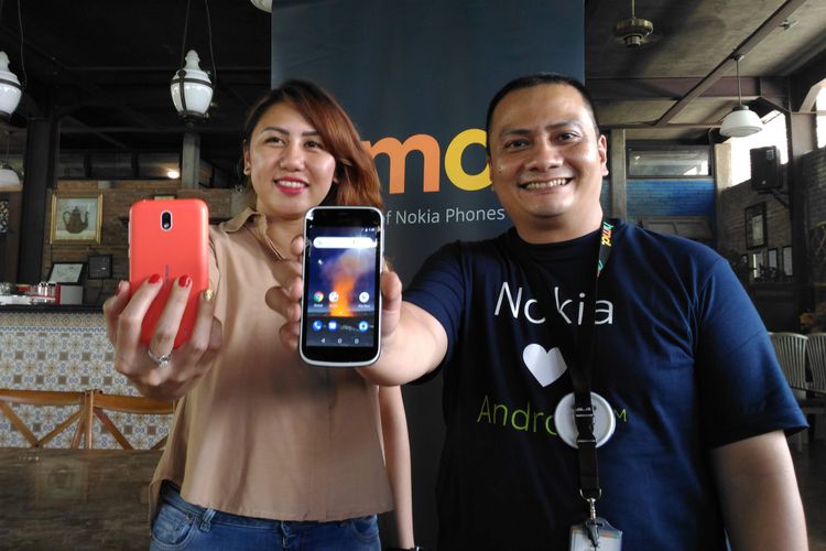 Miranda Vania Warokka, Marketing Head Nokia Indonesia (kiri) dan Irvan Ridha Hasibuan, Trainer Lead HMD (kanan) saat memamerkan Nokia 1 di Cafe La Taverna, Solo