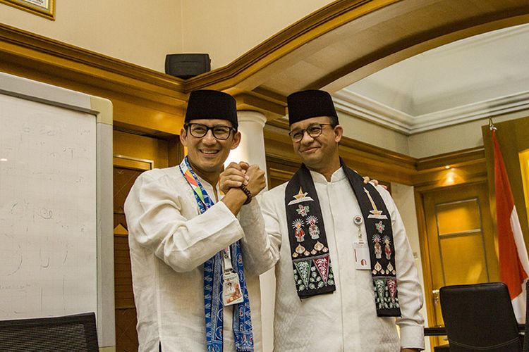 Gubernur DKI Jakarta Anies Baswedan (kanan) berjabat tangan dengan Sandiaga Uno (kiri) usai pengunduran diri Sandiaga sebagai Wagub DKI Jakarta di Balai Kota, Jakarta, Jumat (10/8/2018). Sandiaga Uno resmi mundur dari jabatannya sebagai Wakil Gubernur DKI Jakarta untuk menjadi bakal calon wakil presiden mendampingi bakal calon presiden Prabowo dalam Pilpres 2019.