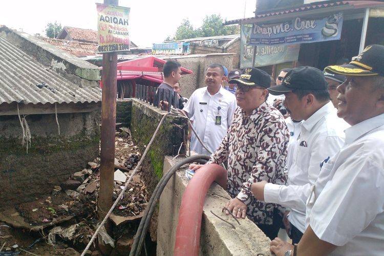 Wali Kota Bandung Oded M Danial menginjau sungai Cicalobak yang berada di belakang SD Aji Tunggal, Jalan Sukup Baru, Kelurahan Pasirendah, Kecamatan Ujungberung, Kota Bandung, Selasa (2/4/2019). 