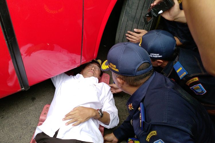 Menteri Perhubungan RI Budi Karya Sumadi mengunjungi Terminal Leuwipanjang, Kota Bandung, Selasa (7/5/2019).  Budi mengecek kelaikan kendaraan mudik dengan cara masuk ke kolong bus. 