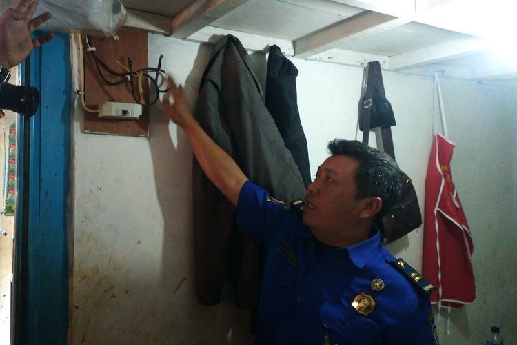 Dinas Kebakaran dan Penanggulangan Bencana (Diskar PB) Kota Bandung menunjukkan sambungan listrik tanpa meteran yang berpotensi menjadi penyebab kebakaran di Pasar Sederhana, Rabu (26/6/2019). 