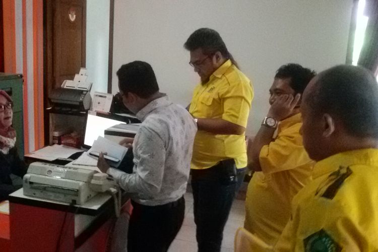 Tim advokasi hukum DPD Golkar Kepulauan Bangka Belitung saat melaporkan dugaan manipulasi data pemilu ke Bawaslu, Selasa (23/4/2019).