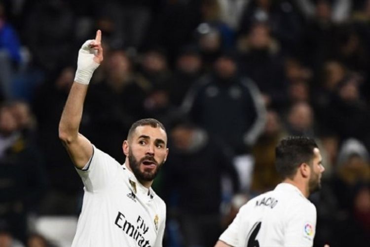 Karim Benzema membalas aplaus penonton seusai mencetak gol pada pertandingan Real Madrid vs Deportivo Alaves dalam lanjutan La Liga Spanyol di Stadion Santiago Bernabeu, 3 Februari 2019. 