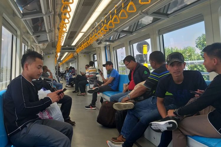 Suasana para penumpang LRT Sumatera Selatan. LRT Sumsel ini, rencananya akan beroperasi penuh pada Juni 2019 mendatang, setelah masa uji coba selesai.