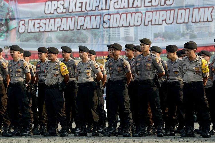 Sejumlah personel Polri mengikuti Apel Konsolidasi Operasi Ketupat Jaya 2019 dan Kesiapan PAM Perselisihan Hasil Pemilihan Umum (PHPU) Mahkamah Konstitusi (MK) di Lapangan Monas, Jakarta, Kamis (13/6/2019). Apel yang diikuti oleh prajurit TNI, Polri, Satpol PP, Dinas Perhubungan dan Pemadam Kebakaran tersebut untuk memastikan kesiapan personel dalam pengamanan sidang PHPU di MK.