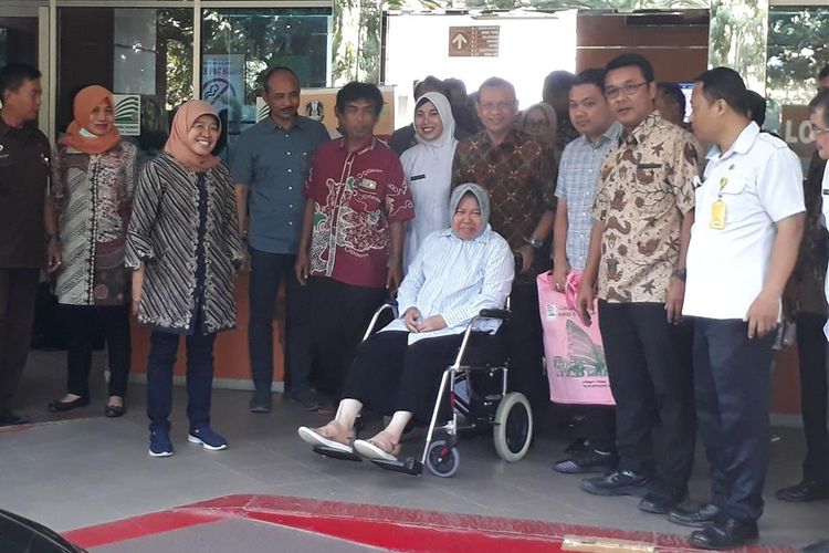 Wali Kota Surabaya Tri Rismaharini keluar dari gedung Graha AmertA RSUD Dr Soetomo, Surabaya, Jawa Timur, didampingi keluarga dan pejabat Pemkot Surabaya, Rabu (3/7/2019). Kondisi kesehatan Risma telah membaik dan sudah bisa pulang.