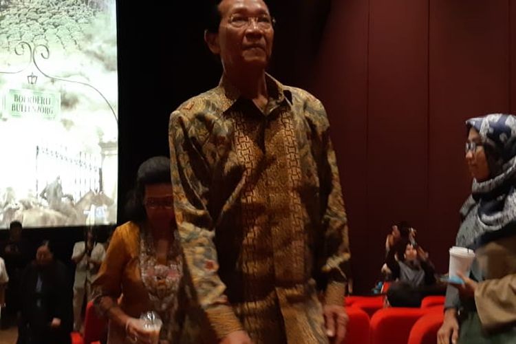 Gubernur DIY Sri Sultan Hamengku Buwono X saat menghadiri gala premiere film Bumi Manusia di XXI Empire, Yogyakarta, Selasa (13/8/2019) malam.