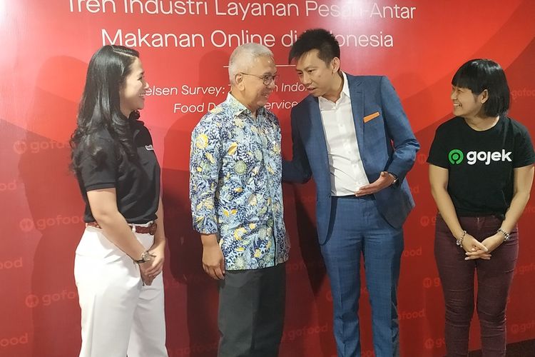 Chief Food Officer Gojek Group, Catherine Hindra Sutjahyo (kanan) dan Executive Director of Consumer Insight Nielsen Singapura, Garick Kea (kedua kanan) memberikan penjelasan dalam sebuah diskusi di Jakarta, Kamis (19/9/2019).