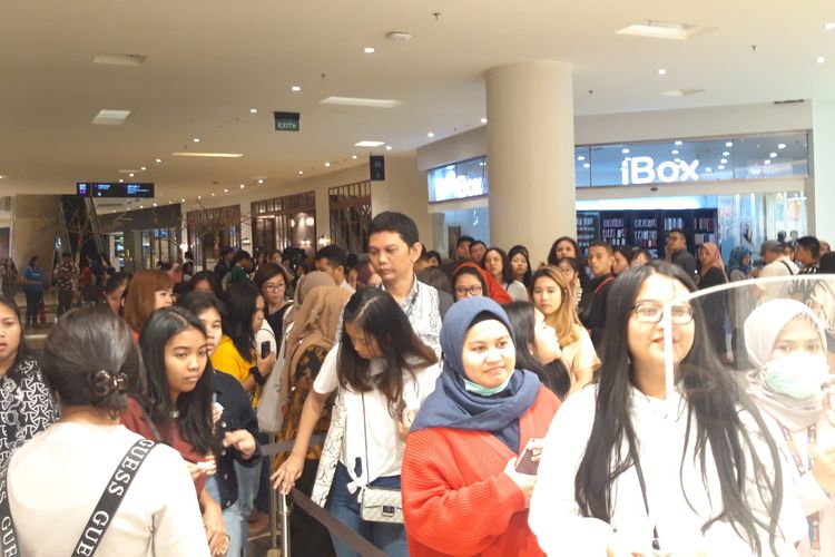 Antrean pengunjung untuk mendapatkan kaus Uniqlo x BTS di toko Uniqlo Grand Indonesia, Jumat (21/6/2019)