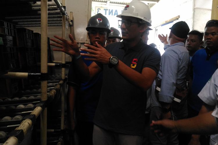 Calon wakil presiden nomor urut 02, Sandiaga Uno, di salah satu pabrik otomotif, Cakung, Jakarta Timue, Rabu (20/3/2019). 