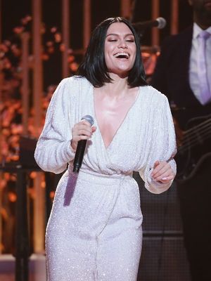 Artis musik Jessie J tampil di acara tahunan Dear Mama: A Love Letter To Mommy yang digelar VH1 di The Theatre di Ace Hotel, Los Angeles, California, pada 3 Mei 2018. 