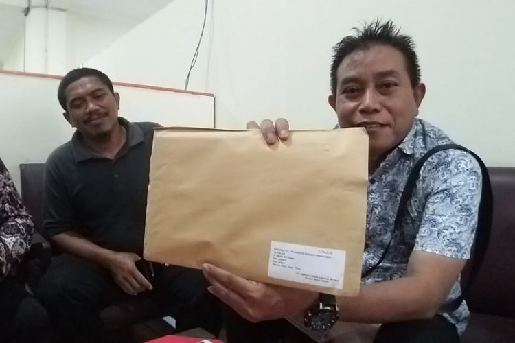 Ketua Bawaslu Kota Madiun, Kokok Heru Purwoko menunjukkan paket berisi Tabloid Indonesia Barakoh yang ditunda pengirimannya oleh Posindo Besar Madiun ke salah satu pondok di Kabupaten Madiun, Jumat ( 25/1/2019) siang.