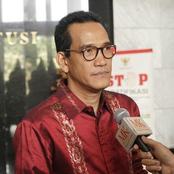 Ahli yang diajukan oleh KPK dalam sidang sidang uji materi terkait hak angket, Refly Harun, usai memberikan keterangan ahli dari pihak pemerintah dalam sidang uji materi pasal 79 ayat (3) UU MD3 di Mahkamah Konstitusi, Jakarta Pusat, Rabu (25/10/2017). 