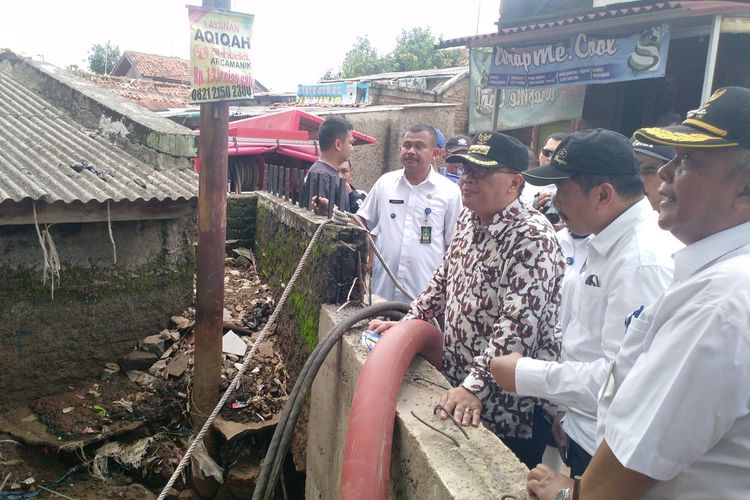 Wali Kota Bandung Oded M Danial meninjau Sungai Cicalobak yang berada di belakang SD Aji Tunggal, Jalan Sukup Baru, Kelurahan Pasirendah, Kecamatan Ujungberung, Kota Bandung, Selasa (2/4/2019). 