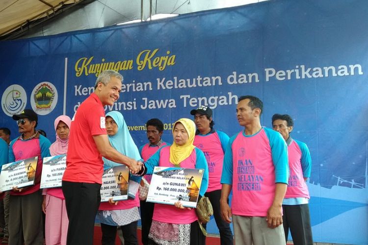 Gubernur Jateng Ganjar Pranowo memberikan bantuan kepada para nelayan di Kabupaten Rembang, Rabu (22/11/2017). Ganjar ingin agar proses perizinan bagi nelayan dipangkas karena dinilai menyulitkan.