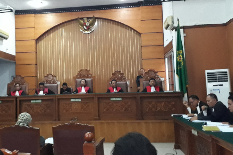 Suasana sidang pembacaan nota pembelaan atau pleidoi terdakwa kasus terorisme Aman Abdurrahman di Pengadilan Negeri Jakarta Selatan, Jumat (25/5/2018).