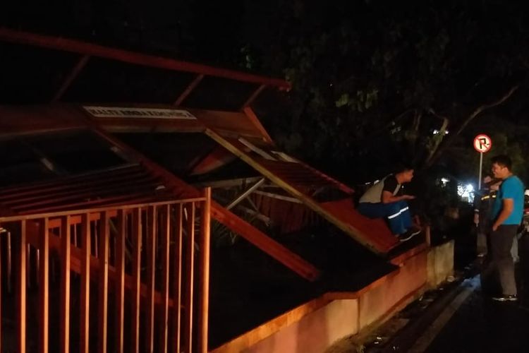 Halte bus Rimba Kemuning yang berada di Jalan Basuki Rahmat Kecamatan Kemuning Palembang, roboh setelah diterjang angin kencang disertai hujan, Senin (25/3/2019). Tak ada korban jiwa dari kejadian tersebut, hanyasaja kondisi halte mengalami rusak parah.
