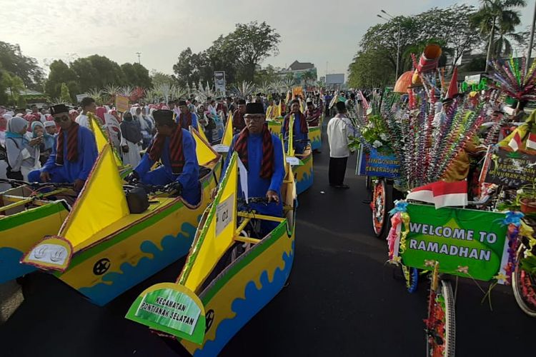Wali Kota Pontianak Edi Rusdi Kamtono melepas peserta karnaval sepeda hias di depan Kantor Wali Kota Pontianak, Kalimantan Barat, Sabtu (4/5/2019) petang.