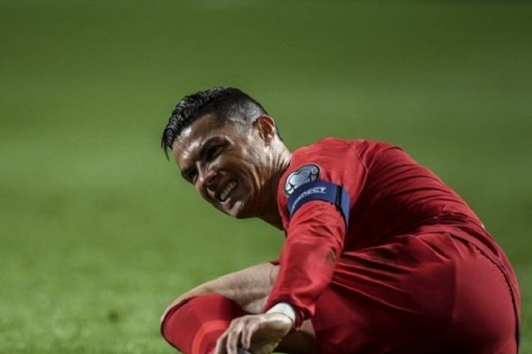 Cristiano Ronaldo tampak menahan nyeri pada pertandingan Portugal vs Ukraina di Stadion Da Luz dalam babak kualifikasi Piala Eropa 2020, 22 Maret 2019. 