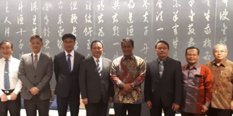 Pertemuan Menteri Pertanian RI Amran Sulaiman ( ke-4 dari kiri) dengan Menteri Pertanian Taiwan Tsung-Hsien Lin ( ke-5 dari kiri), Selasa (9/10/2018). Pada pertemuan singkat itu Tsung-Hsien Lin berkomitmen untuk investasi industri gula Rp 20 triliun di Indonesia. 