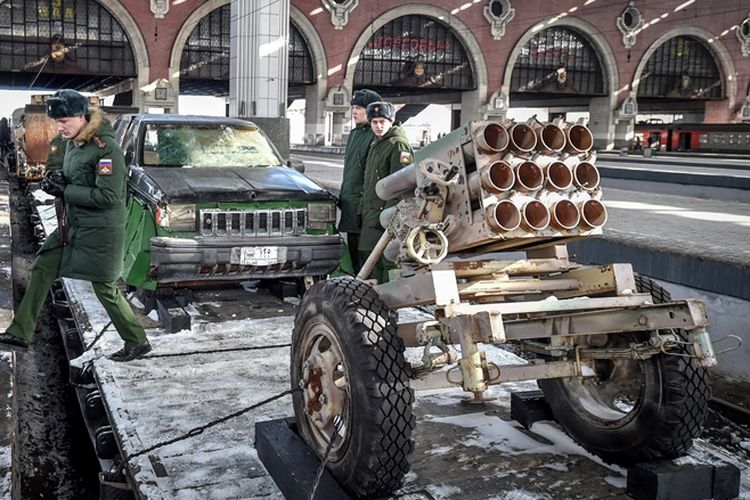 Salah satu senjata berat yang dipamerkan militer Rusia dalam pameran hasil rampasan perang Suriah di atas kereta.