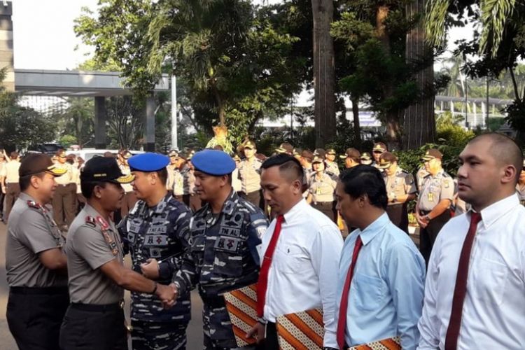 Kapolda Metro Jaya Irjen Idham Azis memberi penghargaan kepada 26 personel gabungan TNI dan Polri yang telah membantu pengungkapan kasus pembunuhan seorang pensiunan TNI Angkatan Laut Hunaedi (83). Penghargaan diserahkan di Mapolda Metro Jaya, Rabu (2/5/2018).