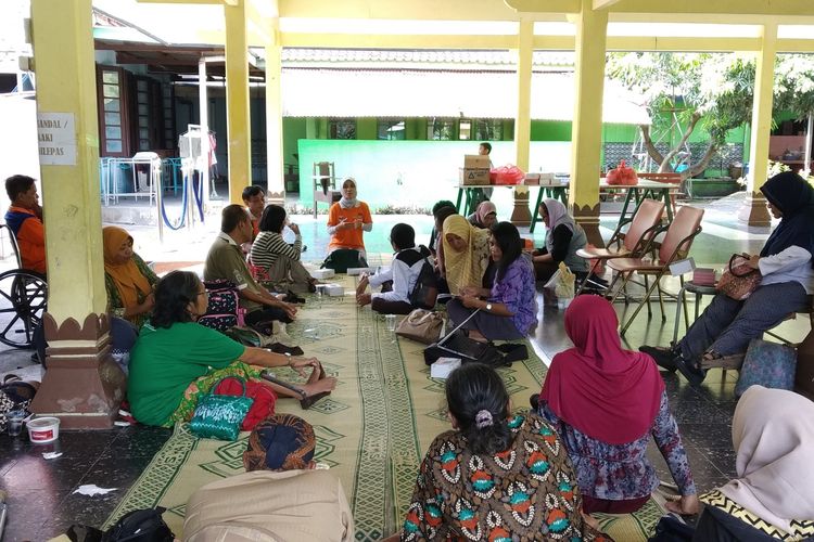 KPU Solo dan relawan demokrasi memberikan sosialisasi kepada penyandang disabilitas di Yayasan Pembinaan Anak Cacat (YPAC) Surakarta.