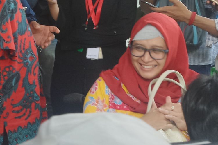Senyum lega Dwi Aryani usai mendengar putusan hakim PN Jakarta Selatan atas gugatannya. Ia menggugat Etihad Airways setelah diturunkan dari pesawat karena menggunakan kursi roda tanpa pendampingan dan dianggap membahayakan penerbangan.