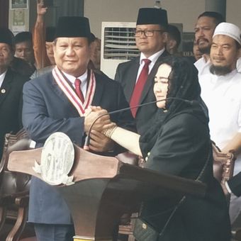 Bakal calon wakil presiden sekaligus Ketua Umum Partai Gerindra Prabowo Subianto dianugerahi penghargaan The Star of Soekarno oleh pendiri Yayasan Pendidikan Soekarno, Rachmawati Soekarnoputri.